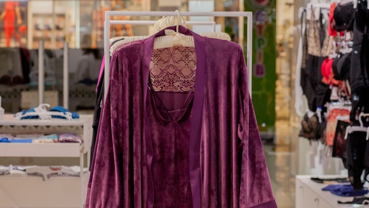 conjunto camisola e robe de veludo roxo na araras
